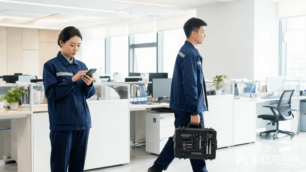 现代化物业办公区管家通过企业微信系统派单维修工程师接单后准备上门